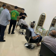 与爱同行，为老人理发活动