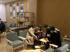 凤凰为老服务中心开展钩花活动